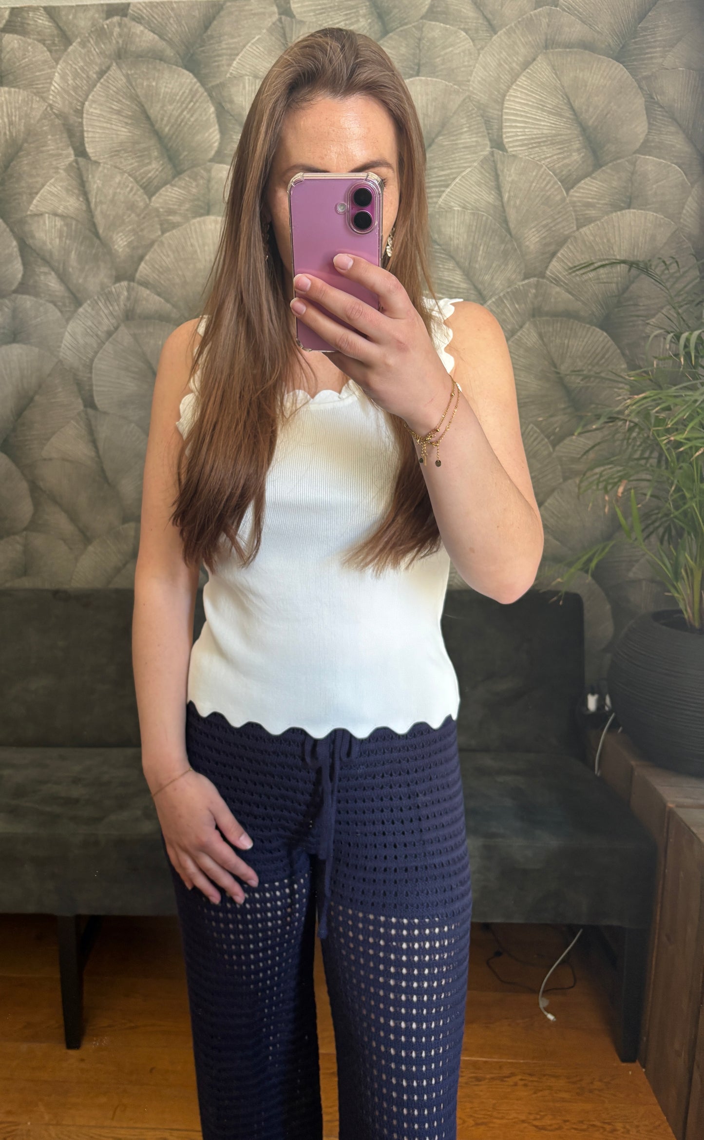 Broek opengewerkt donkerblauw.