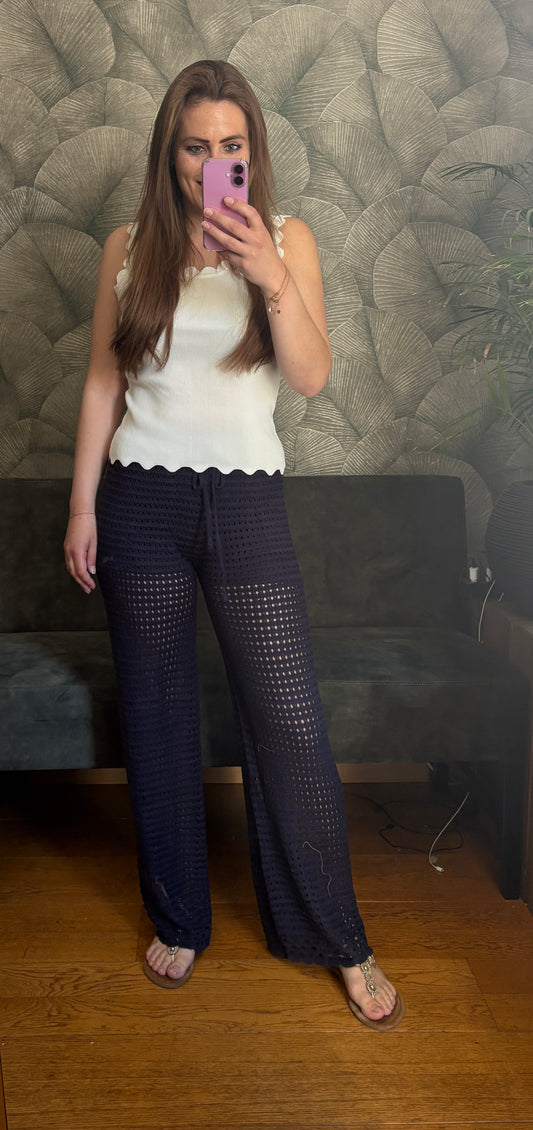 Broek opengewerkt donkerblauw.