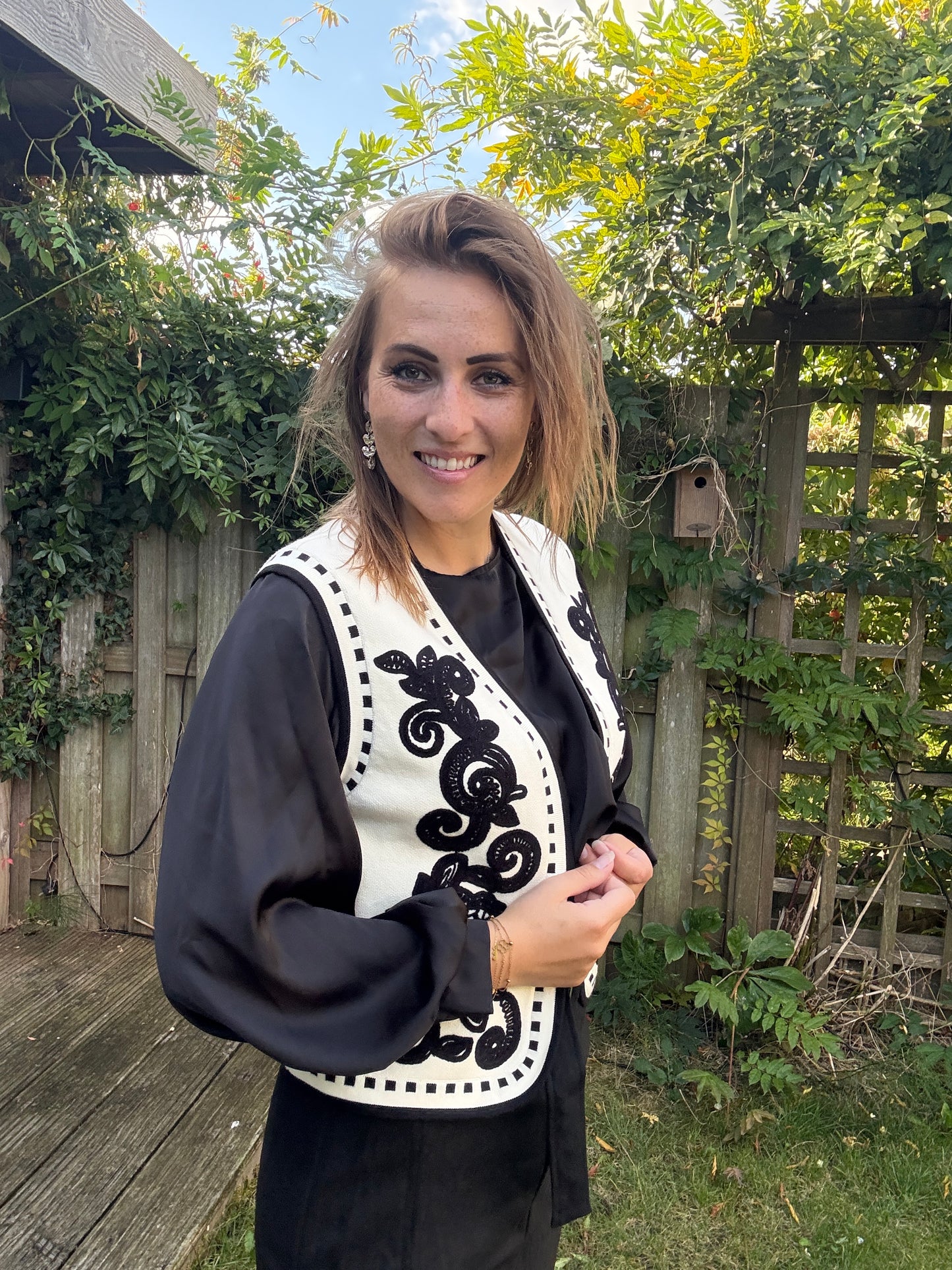 Gilet met broderie zwart.