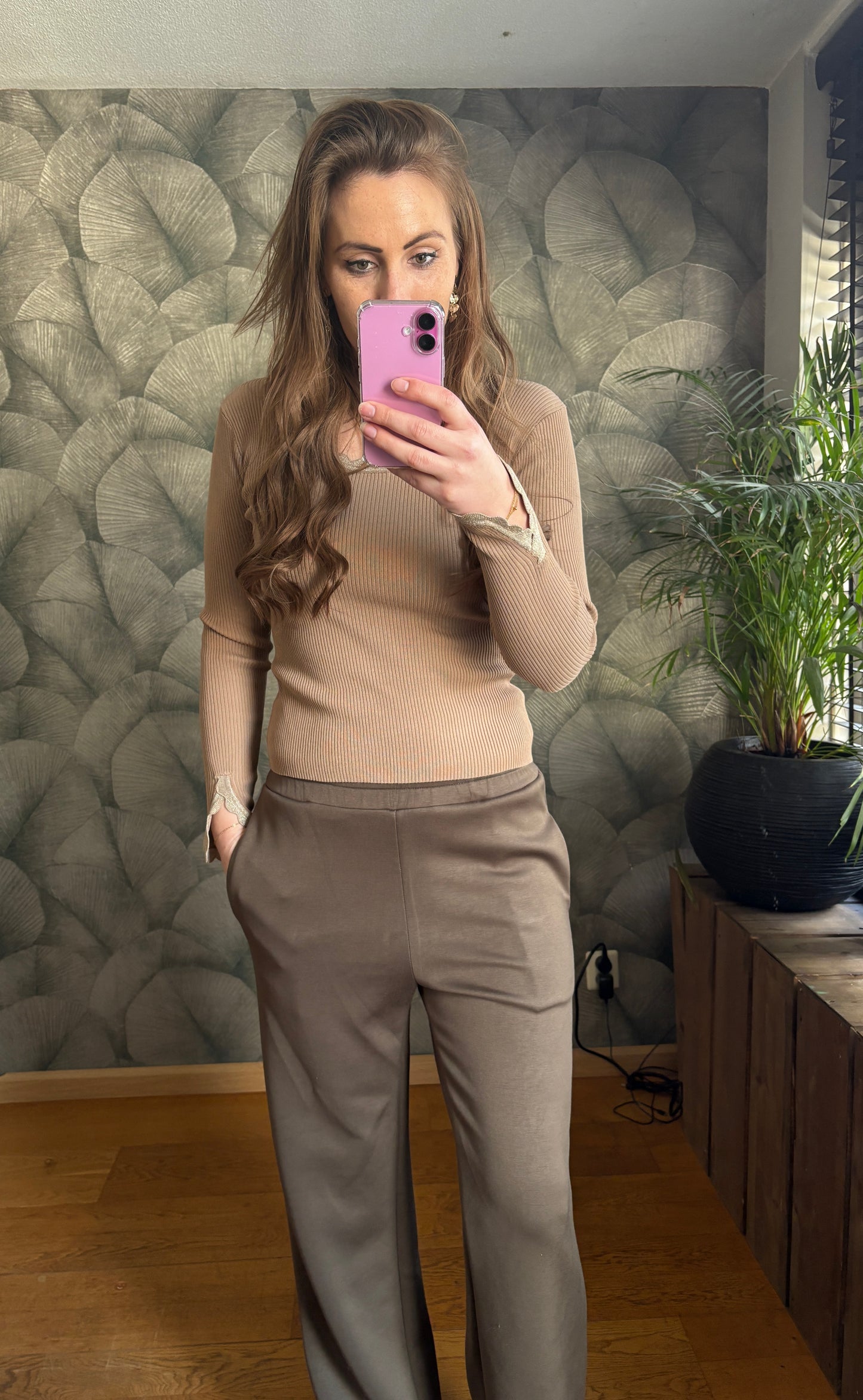 Beige top met glitter randje.