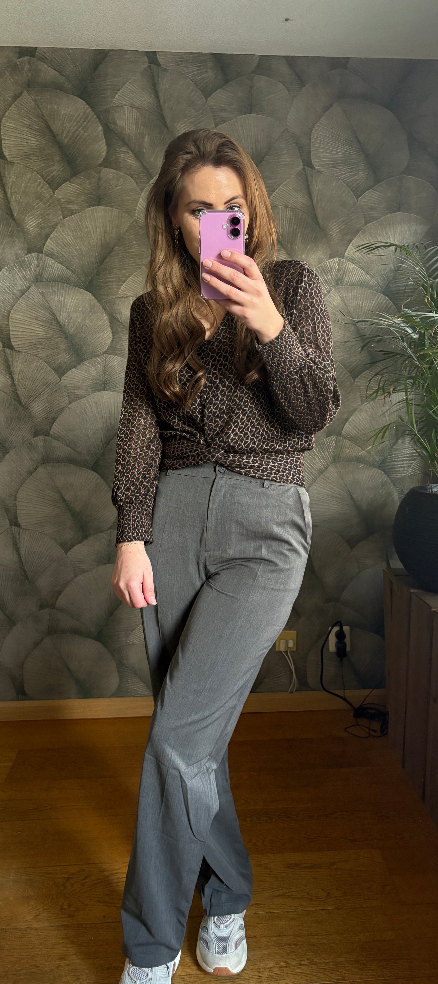Pantalon grijs.