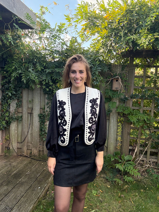 Gilet met broderie zwart.